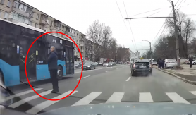 VIDEO // Chișinău: Un bărbat a fost la un pas de a fi lovit de un autobuz, pe trecerea de pietoni